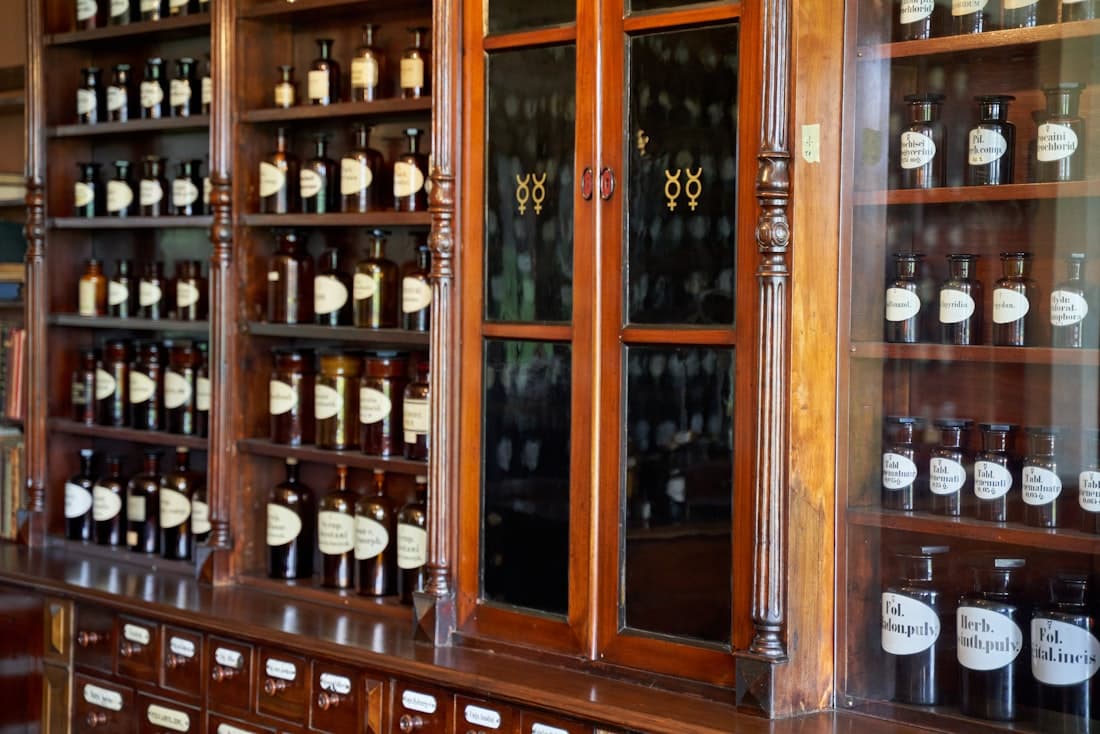 Antica farmacia: armadio in noce con boccette etichettate